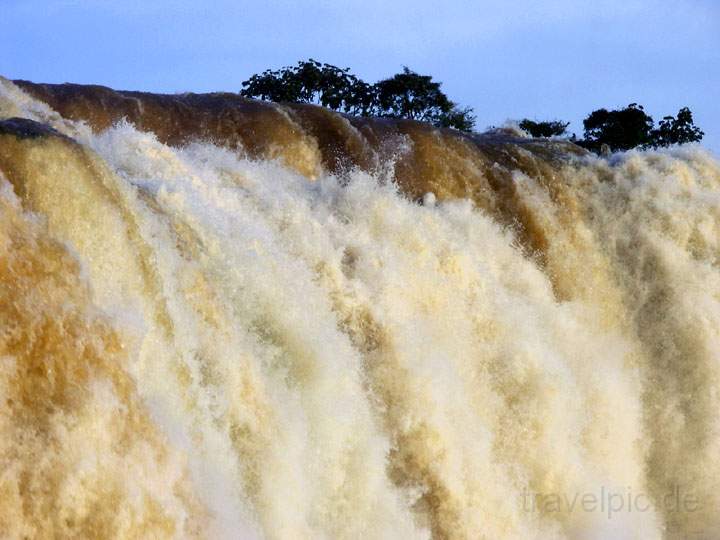 sa_br_iguacu_005.jpg - Gigantische Wassermassen fallen die oberen Iguacu-Wasserfälle herab