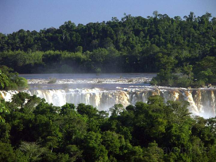 sa_br_iguacu_006.jpg - Überall finden sich Abbruchkanten des Iguacu-Wasserfalls im Regenwald