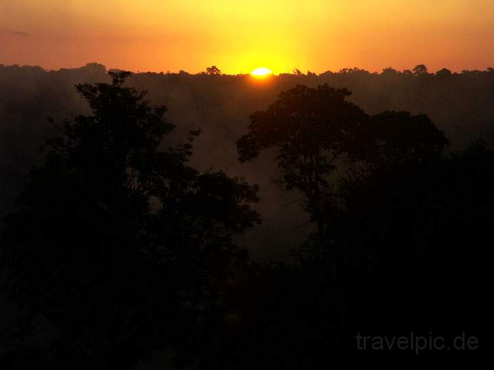 sa_br_iguacu_014.jpg - Sonnenuntergang am Regenwald des Iguacu-Wasserfalls