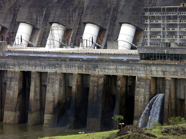 sa_br_iguacu_021.jpg - Die Wasserkraftwerk-Turbinen haben je einen Durchmesser von 12 Meter...
