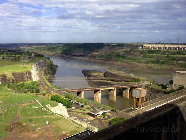 sa_br_iguacu_023.jpg - Der Abfluß des Itaipu-Staudamms, dem größten Wasserkraftwerks der Welt