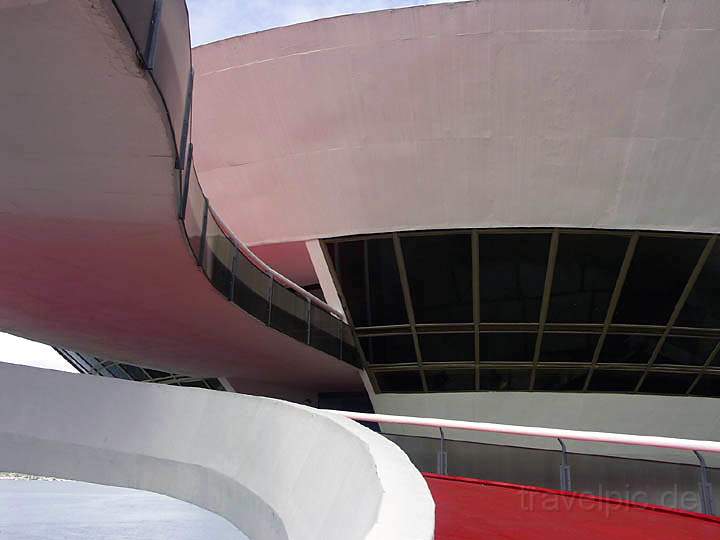 sa_br_niteroi_005.JPG - Extravagante Architektur des Museum für zeitgenössische Kunst von Oscar Niemeyer