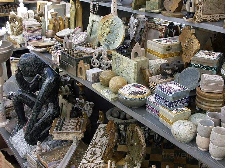 sa_br_ouro_preto_012.JPG - Auf dem Kunsthandwerksmarkt werden Stücke von einheimischen Künstlern feilgeboten