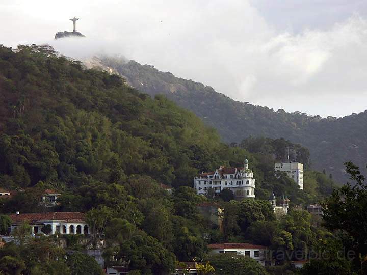 sa_br_rio_007.JPG - Blick auf die Christus-Statue und Häuser in im Stadtteil Santa Teresa von Rio de Janeiro