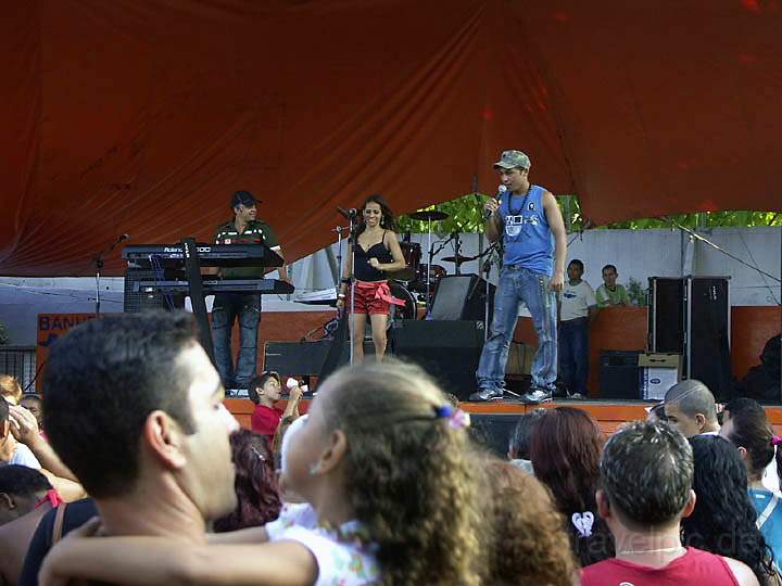 sa_br_rio_012.JPG - Eine Musikbühne mit Feststimmung rund um die Uhr im Sambodromo von Rio