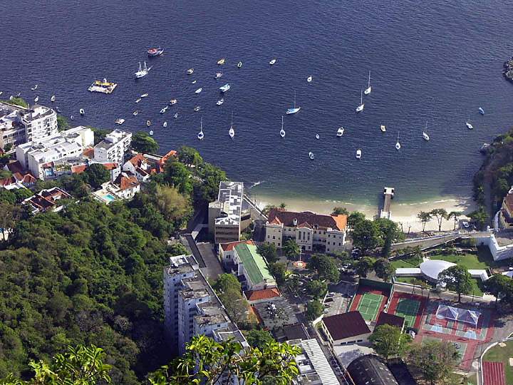 sa_br_rio_014.JPG - Aussicht auf Strände und Yachten in Urca vom Zuckerhut in Rio de Janeiro