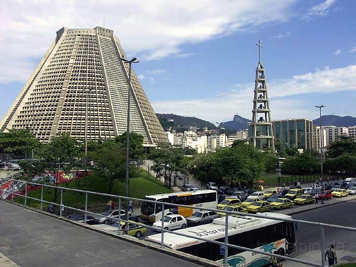 sa_br_rio_021.JPG - Die Catedral Metropolitana mit dem separaten Glockenturm in Rio de Janeiro