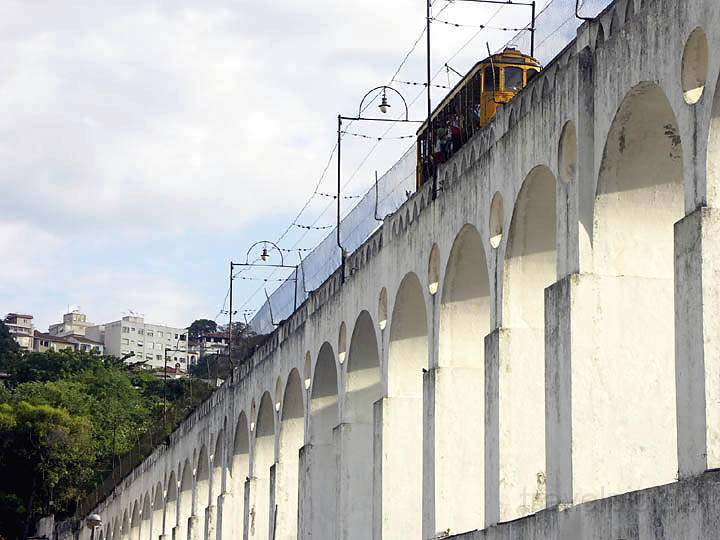 sa_br_rio_033.JPG - Das Aquädukt Arcos da Lapa in Rio de Janeiro dient der Straßenbahn als Brücke
