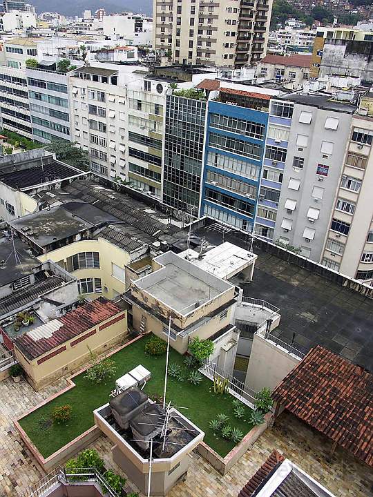 sa_br_rio_036.JPG - Der Ausblick von der Hotelterrasse an der Copacabana auf die umliegenden Häuser