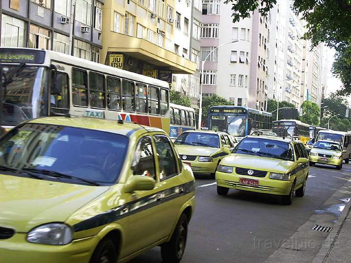 sa_br_rio_038.JPG - Normaler Verkehr auf der Av. Nossa Senhora de Copacabana in Rio de Janeiro