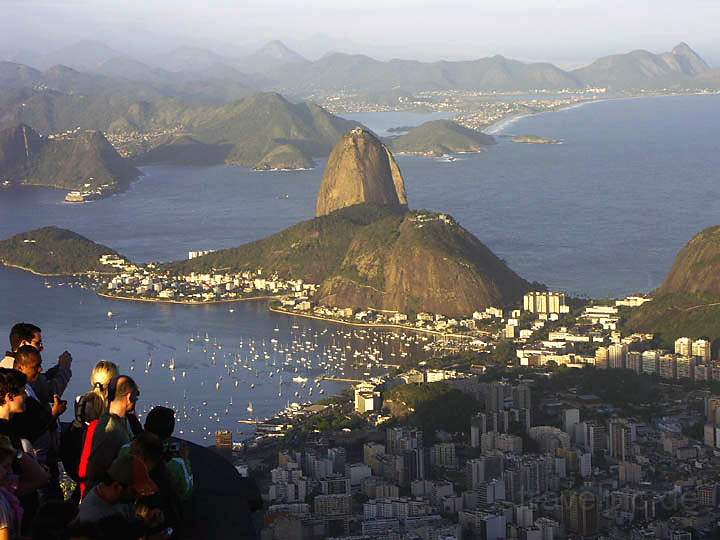 sa_br_rio_041.JPG - Besucherplattform am Corcovado mit Ausblick auf den Zuckerhut in Rio de Janeiro
