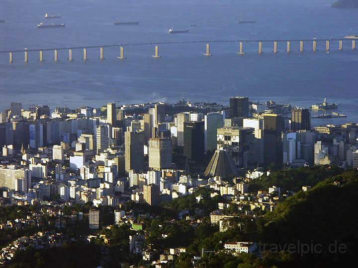 sa_br_rio_042.JPG - Ausblick vom Corcovada auf das Zentrum von Rio und die 14 km lange Ponte Rio-Niteroi