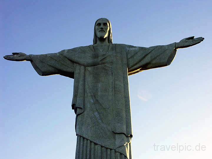 sa_br_rio_040.JPG - Die Christus-Statue am Corcovado liegt auf 704m über dem Meer von Rio de Janeiro
