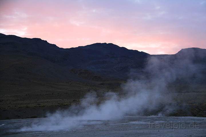 sa_cl_el_tatio_001.jpg - Vor dem Sonnenaufgang am Geysirfeld El Tatio in Chile