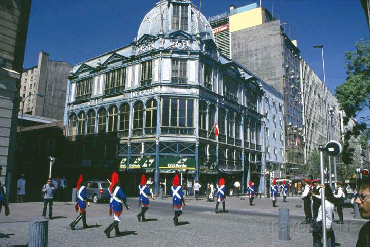 sa_cl_santiago_de_chile_003.jpg - Eine Parade in der Altstadt von Santiago de Chile
