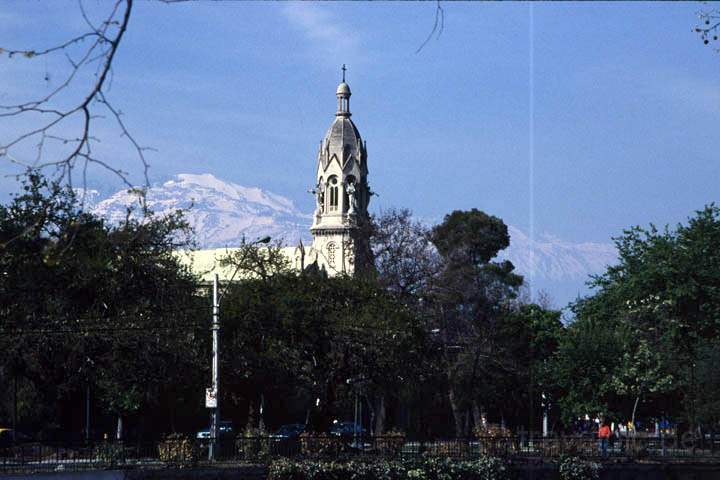 sa_cl_santiago_de_chile_008.jpg - Eine Kirche mit Bergpanorama in Santiago de Chile