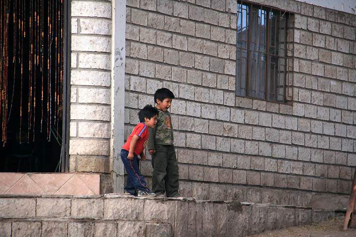 sa_cl_tocanao_009.jpg - Kinder spielen auf den Straßen von Tocanao