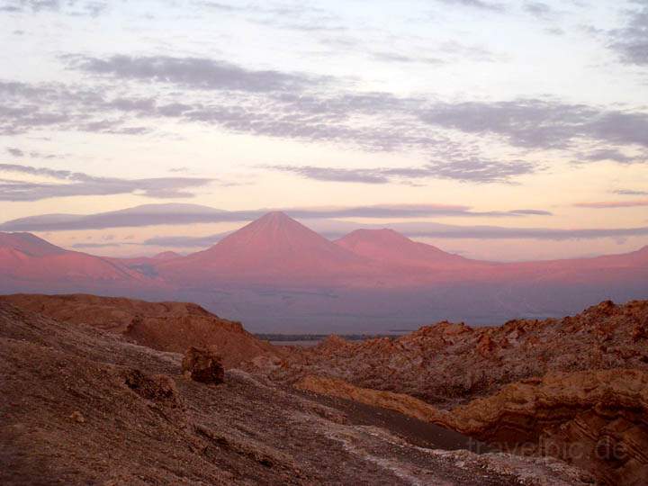 sa_cl_valle_de_la_luna_015.jpg - Der Vulkan Lincancabur im roten Licht des Sonnenuntergangs