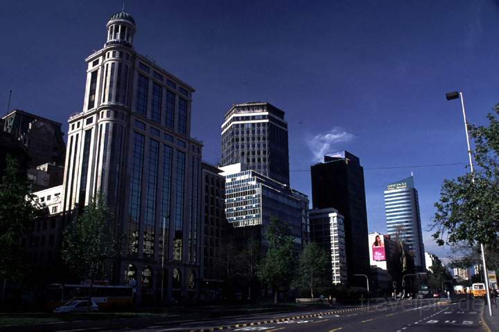 sa_chile_002.JPG - Hochhäuser in der Hauptverkehrsader Alameda, Santiago de Chile
