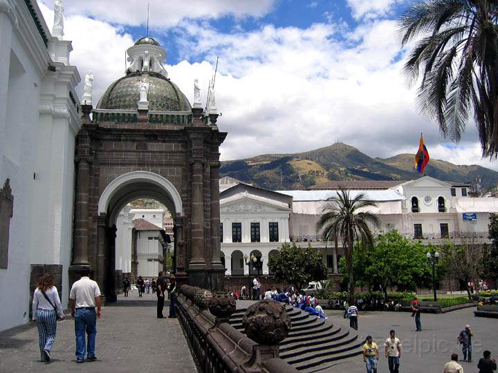 sa_ecuador_001.jpg - Der Zocalo (Hauptplatz), mit Blick auf den Präsidentenpalast in Quito, der Hauptstadt von Ecuador