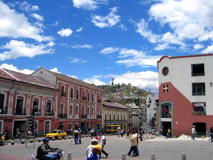 sa_ecuador_002.jpg - Blick auf den Panecillo von einem Platz in der Altstadt