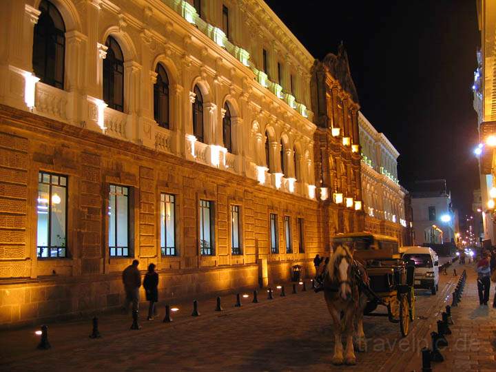 sa_ecuador_006.jpg - Häuser in der Altstadt von Quito bei Nacht