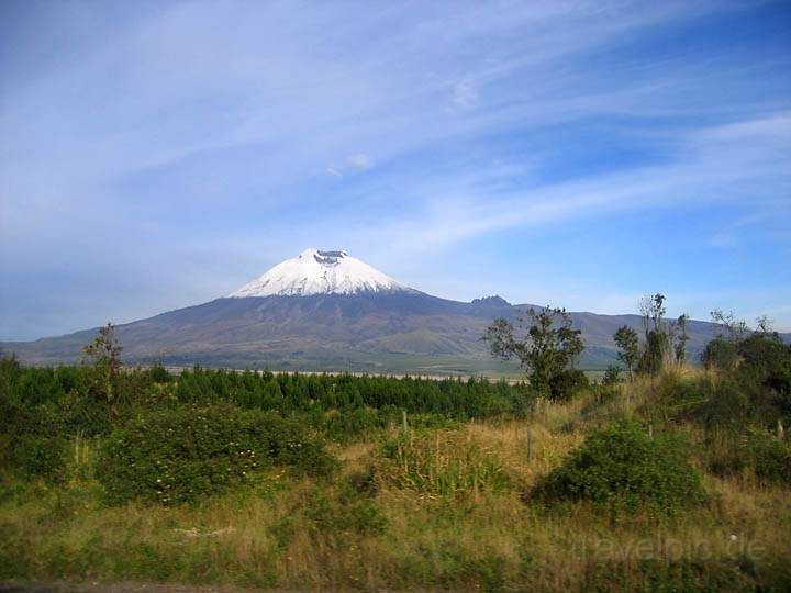 sa_ecuador_014.jpg - Blick auf den Vulkan Chimborazo (höchster in Ecuador, 6.310 m) vom Bus nach Riobamba