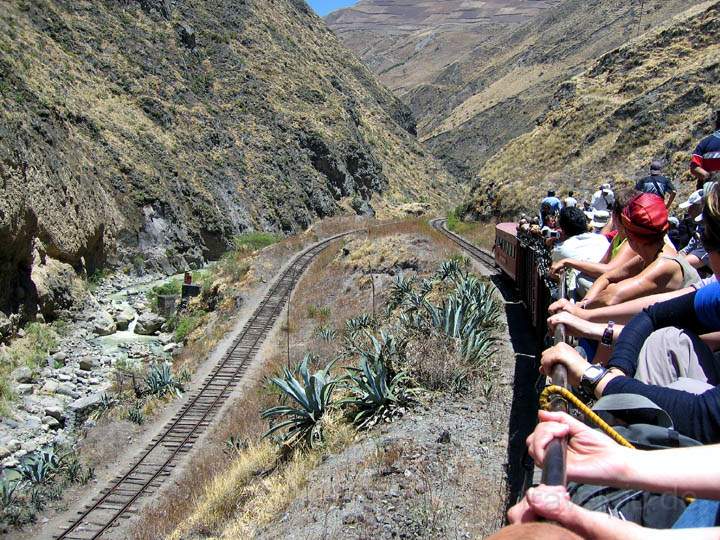 sa_ecuador_019.jpg - Spezielle Gleisführung bei der Fahrt zur Station Nariz del Diablo