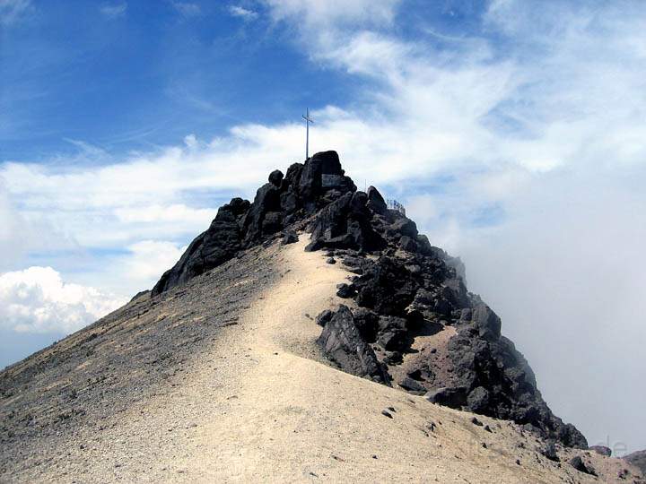 sa_ecuador_023.jpg - Kurz vor dem Gipfelkreuz des Vulkanes Pichincha