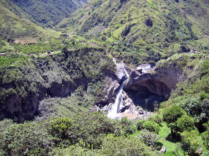 sa_ecuador_029.jpg - In der Nähe von Banos befinden sich die atemberaubenden Wasserfälle von Agoyän