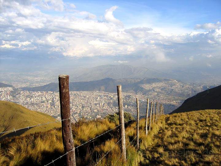 sa_ecuador_032.jpg - Der Blick vom nicht aktiven Vulkan Pinchincha auf die Stadt Quito.