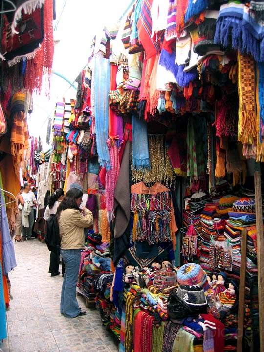 sa_ecuador_034.jpg - Einer der vielen Indio-Märkte in Quito in der Nähe des Stadtviertels Mariscal.