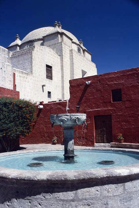 sa_pe_arequipa_015.jpg - Ein Brunnen im Kloster Santa Catalina in Arequipa