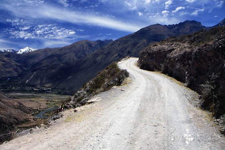 sa_pe_cusco_umland_023.jpg - Ein Schotterweg oberhalb des heiligen Tals bei Cusco