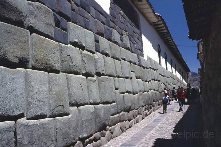 sa_pe_cusco_002.jpg - Die berühmte Inka-Mauer in Calle Hatunrumiyoc von Cusco
