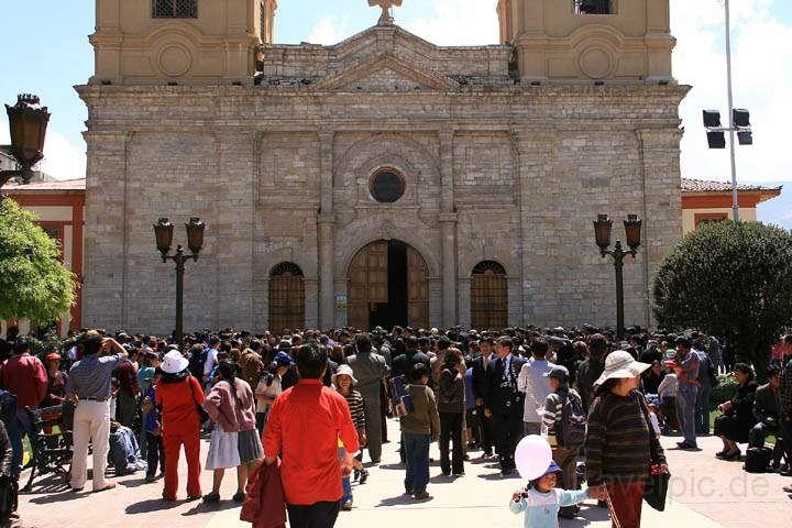 sa_pe_huancayo_003.jpg - Menschenmenge bei einer Hochzeit an der Hauptkirche von Huancayo