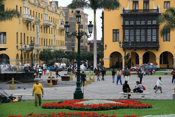 sa_pe_lima_003.jpg - Der zentrale Platz Placa de Armas mit prächtigen Kolonialgebäuden