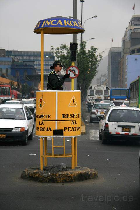 sa_pe_lima_009.jpg - Trotz Ampeln wird in Lima der Verkehr auch mit Verkehrspolizisten geleitet
