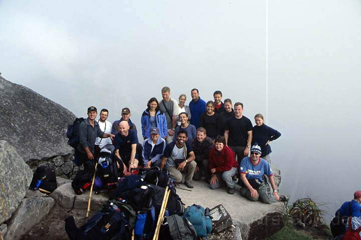sa_pe_machu_picchu_005.jpg - Eine Trekkinggrunppe an den Ruinen von Machu Picchu