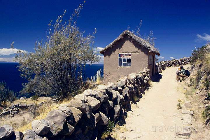 sa_pe_titicaca_see_006.jpg - Wanderweg zum Dorfplatz auf der Isla Taquile inmitten des Titicacasees