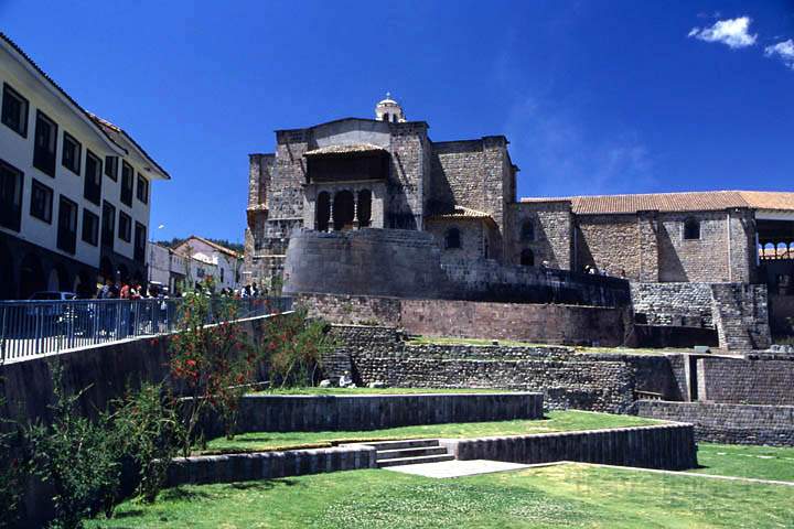 sa_pe_cusco_005.jpg - Eine Kirche in Cusco, die auf dem Sonnentempel der Inka (Coricancha) erbaut wurde