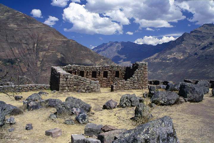 sa_pe_cusco_umland_005.jpg - Eine der Ruinen der Inka-Anlage von Pisaq oberhalb des heiligen Tals