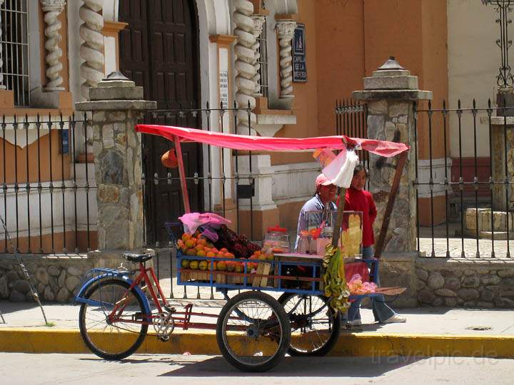 sa_pe_huancayo_007.jpg - Verkaufsstand von einer Kirche in Huancayo in Peru