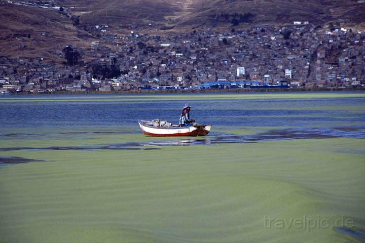 sa_pe_titicaca_see_003.jpg - Ein Fischer auf dem Titicaca See von dem Hintergrund von Puno