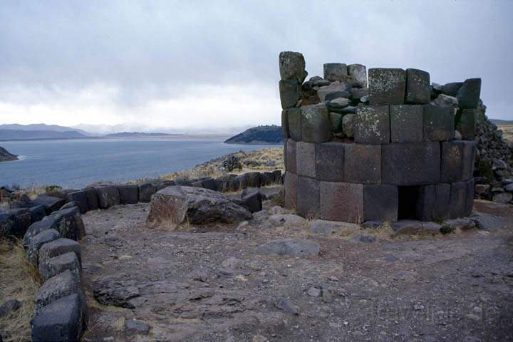 sa_pe_titicaca_see_015.jpg - Die Grabtürme von Sillustani sind eine Sehenswürdigkeit nahe des Titicacasees