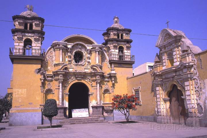 sa_peru_002.JPG - Die Kirche beim Plaza de Armas in Pisco, Peru