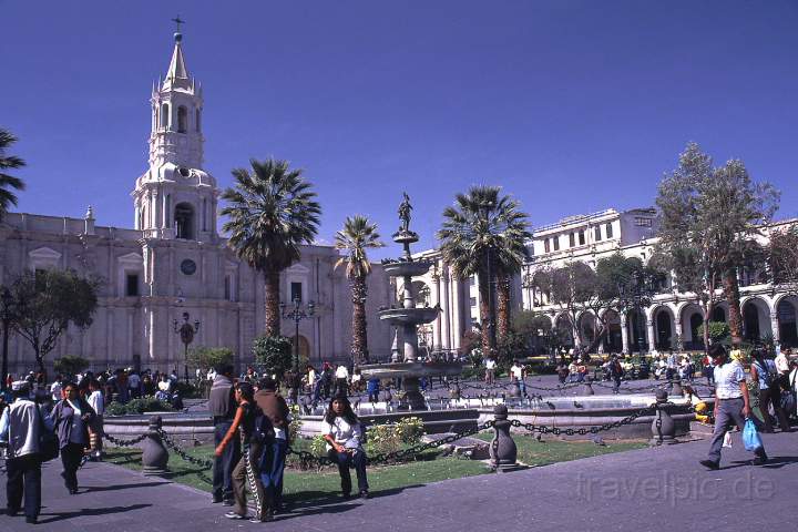 sa_peru_005.JPG - Bild der mächtigen weissen Kathedrale am Plaza de Armas von Arequipa, Peru