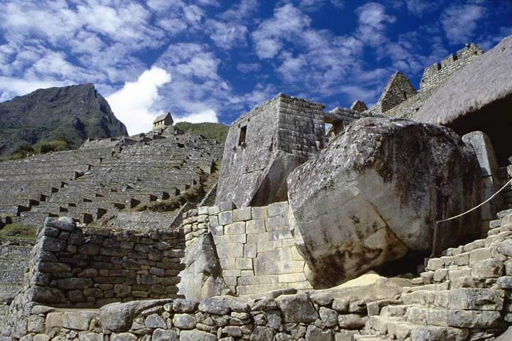 sa_pe_machu_picchu_011.jpg - Der Sonnentempel in der Ruinenanlage von Machu Picchu