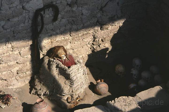 sa_pe_nazca_002.jpg - Mumien auf dem antiken Friedhof von Nasca