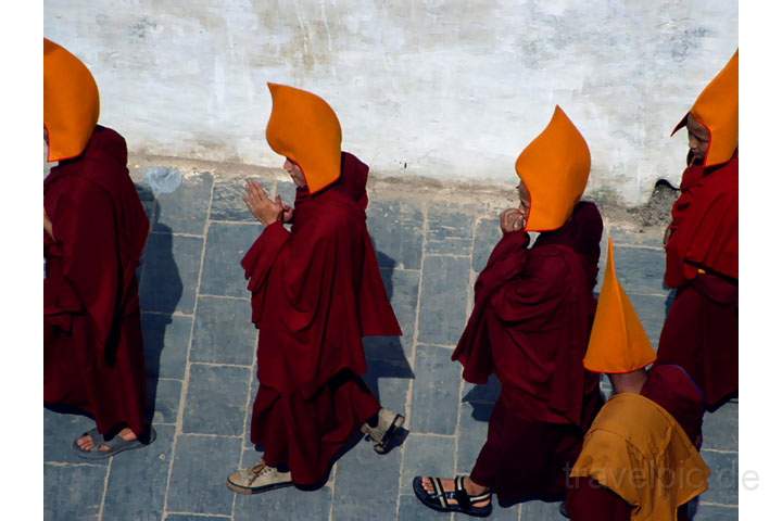 as_np_kathmandu_007.JPG - Mönche auf dem Weg zu den Gebetsmühlen an der Stupa von Bodnath in Kathmandu, Nepal